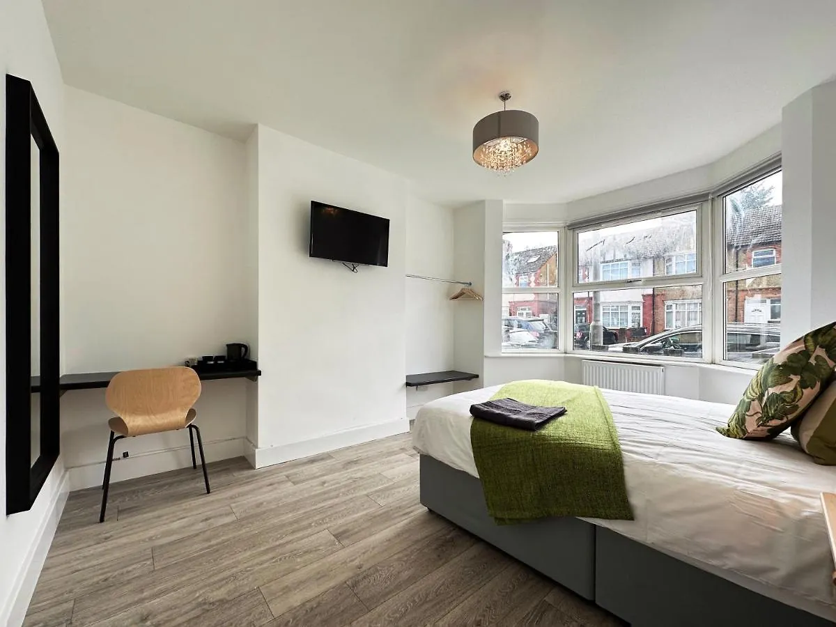 Deluxe Suits Near Luton Airport