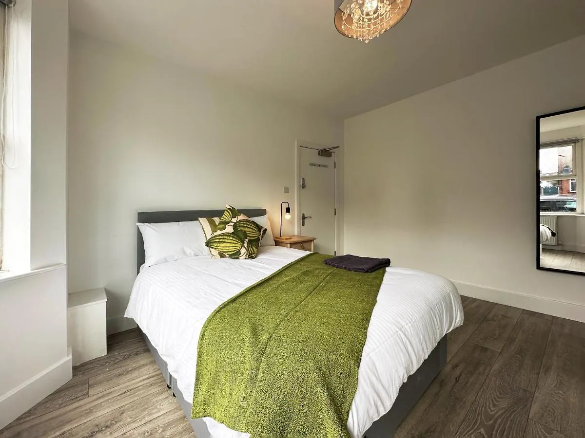 Deluxe Suits Near Luton Airport Apartment