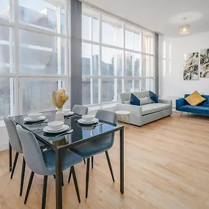  Apartment Town Centre - Near Airport & Train Station