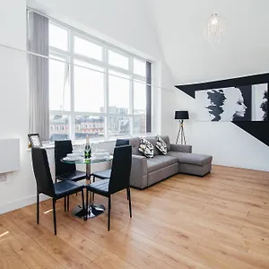  Apartment Town Centre Penthouse - Near Airport & Train Station